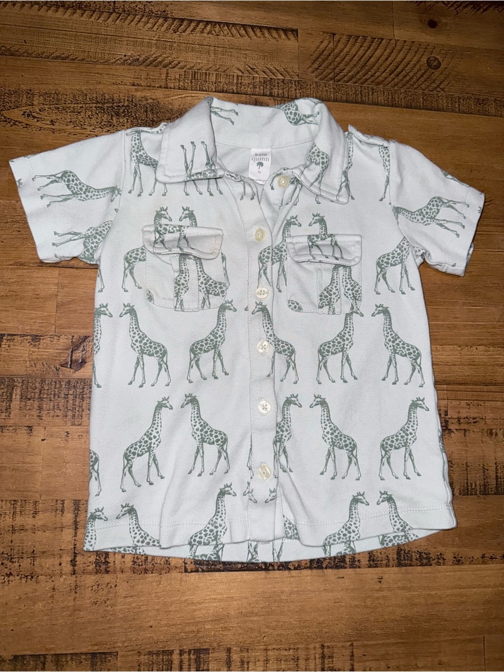 3T Kate Quinn green collared button-up shirt with adorable giraffe print 🦒💚